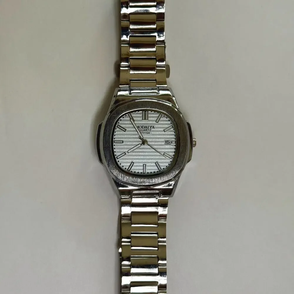 Y2K Silver Square Quartz Watch with Textured Dial Unisex 8.5